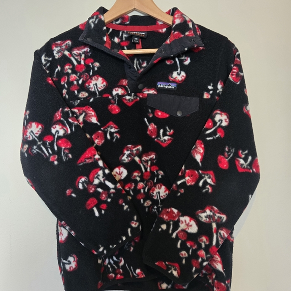 Patagonia Synchilla Black and Red Mushroom Fleece Pullover